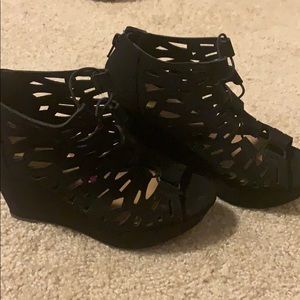 Black wedges